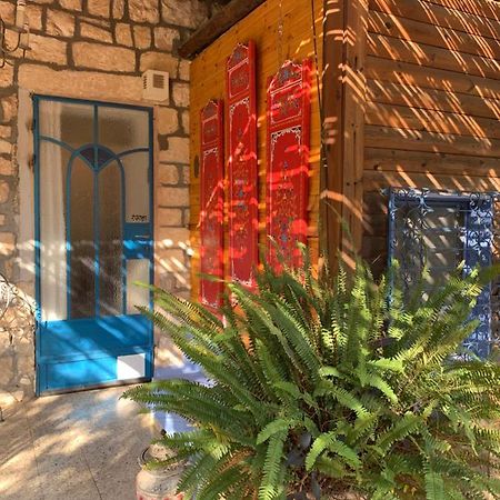 בית האבן העתיק מ-1885 עם מגונית פרטית בחצר Roš Pina Exteriér fotografie