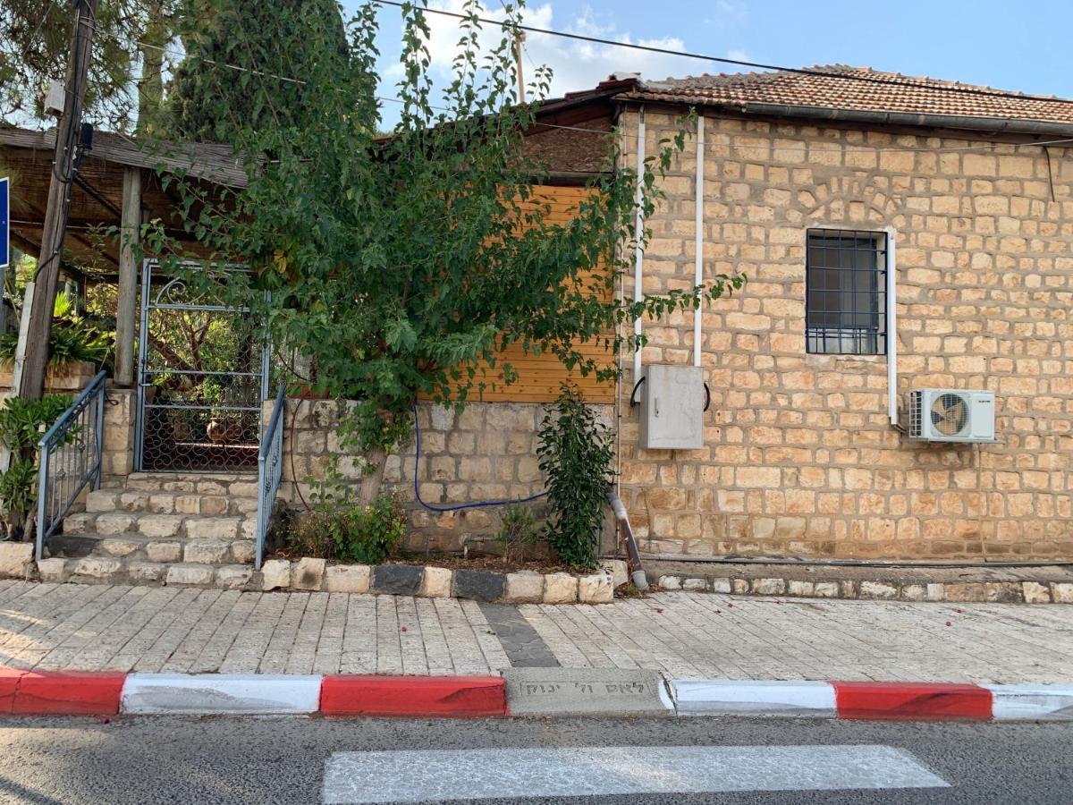 בית האבן העתיק מ-1885 עם מגונית פרטית בחצר Roš Pina Exteriér fotografie