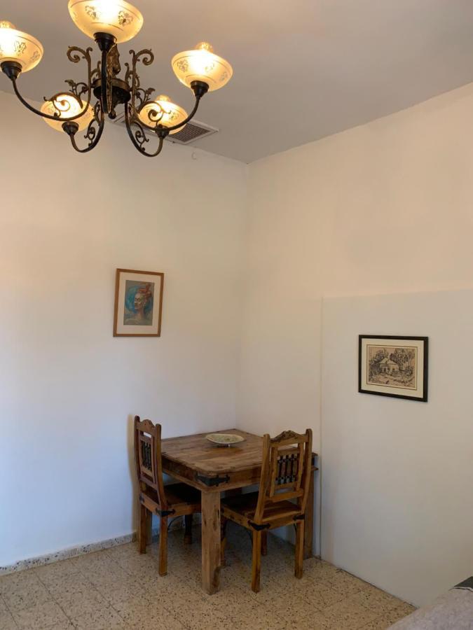 בית האבן העתיק מ-1885 עם מגונית פרטית בחצר Roš Pina Exteriér fotografie