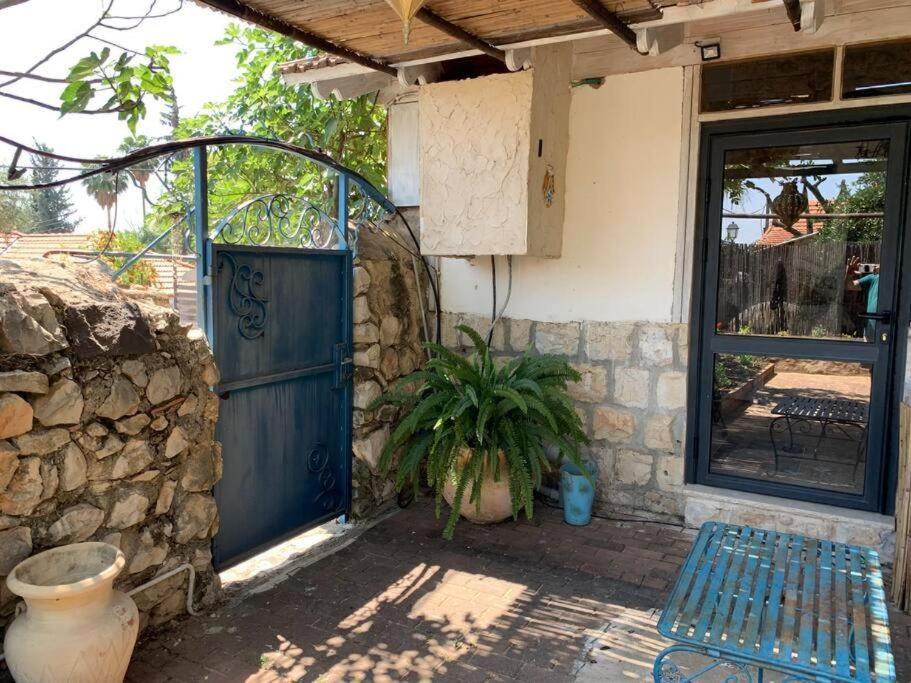 בית האבן העתיק מ-1885 עם מגונית פרטית בחצר Roš Pina Exteriér fotografie