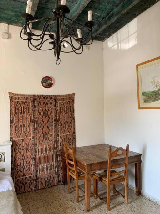 בית האבן העתיק מ-1885 עם מגונית פרטית בחצר Roš Pina Exteriér fotografie