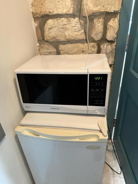 בית האבן העתיק מ-1885 עם מגונית פרטית בחצר Roš Pina Exteriér fotografie