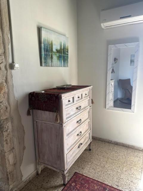 בית האבן העתיק מ-1885 עם מגונית פרטית בחצר Roš Pina Exteriér fotografie